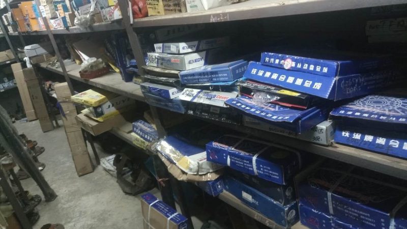 相较于普通汽修技师，专业汽修技师在变速箱配件安装方面具有以下优势：